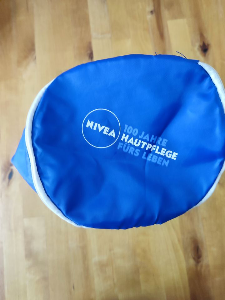 Kühltasche 100 Jahre Nivea in Berlin