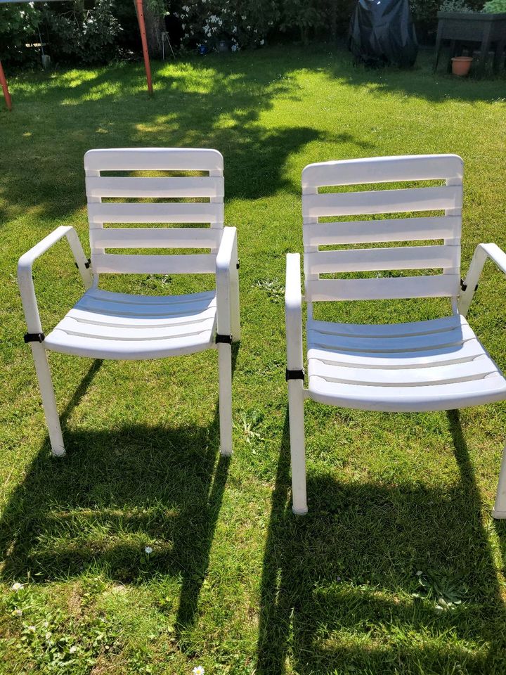 2 Gartenstühle weiß  + Auflagen in Nienburg (Weser)