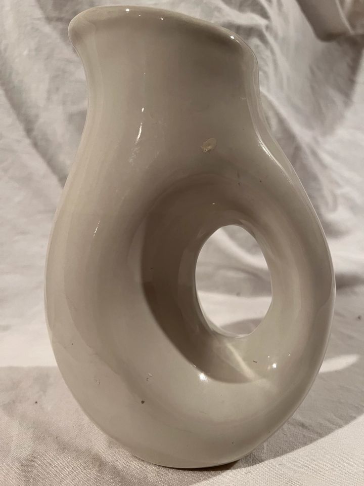 Große weiße Vase aus Keramik in Hausach