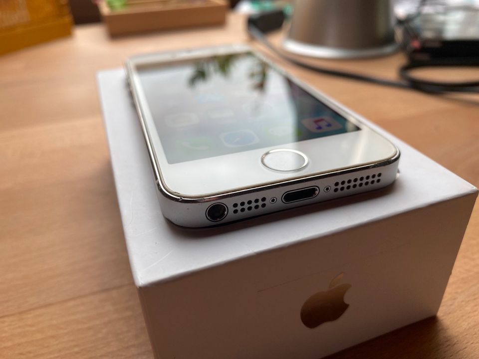iPhone 4s 16GB weiß mit Zubehör in Bornheim