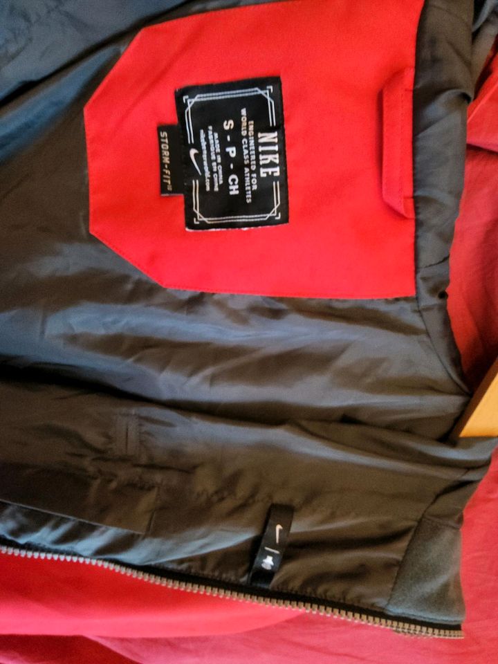 Nike Jacke Storm Fit L Windbraker in Düsseldorf