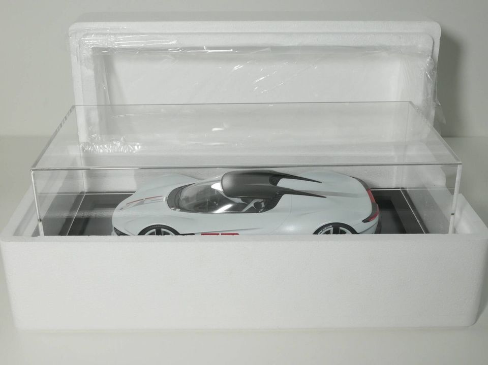 %% Spark Porsche Vision Gran Turismo onyx-white % Modellauto 1:18 in Driedorf