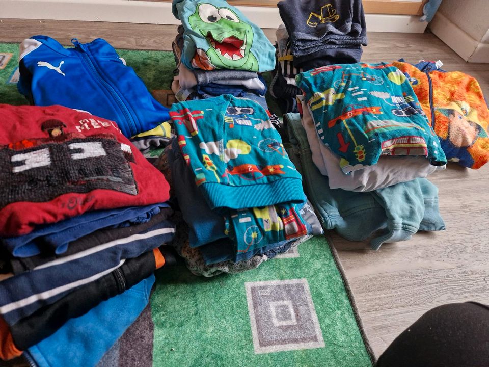 Jungen Klamotten Paket 30Tl. in Jesteburg