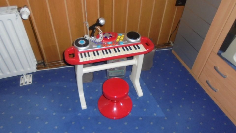 Elektronisches Kinder Keyboard mit Hocker in Salzgitter