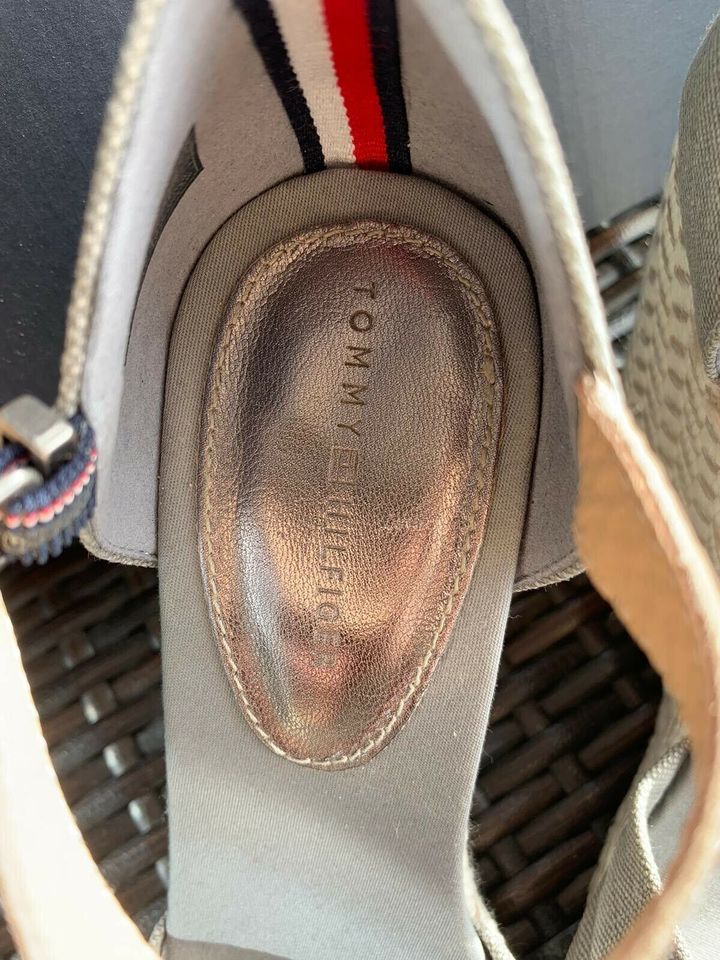 Tommy Hilfiger Elena Sandalen Gr. 37 grau schimmernd wie NEU in Elzach