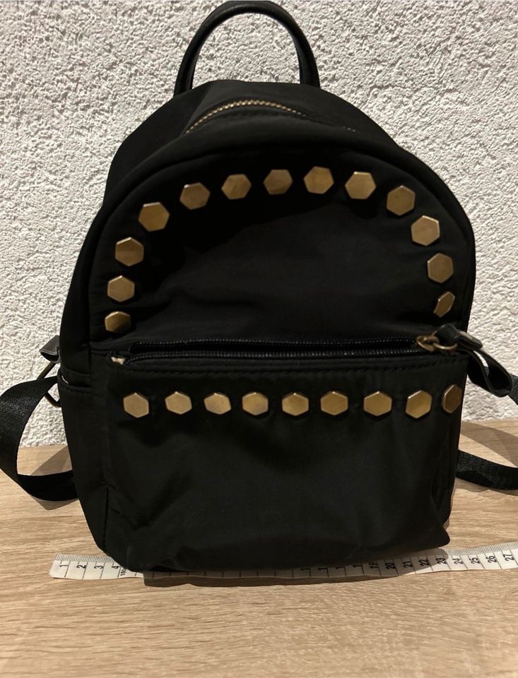 ❤️ Schwarzer schöner kleiner Rucksack von Bugatti wie Neu in Arnsberg