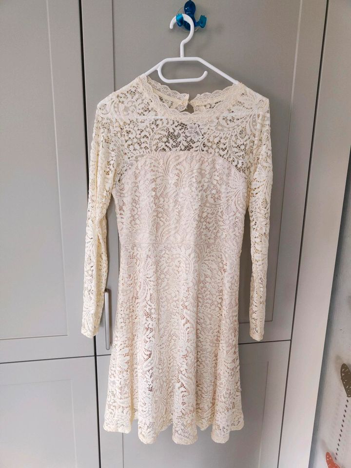 Kleid spitze Größe M Creme in Nieheim