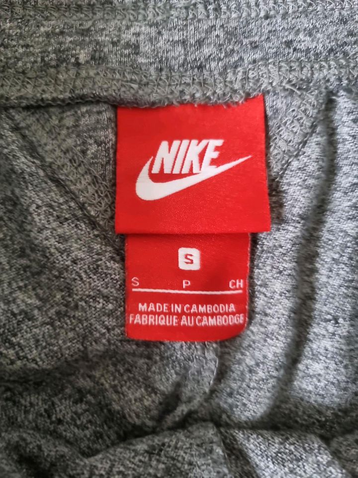 Nike Shorts Pants grau kurze Hose Sport Gr. S XS 34 36 in Hohenfurch