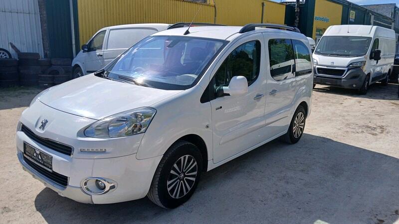 Abbildung des Autos SUCHE Peugeot mit Motors…