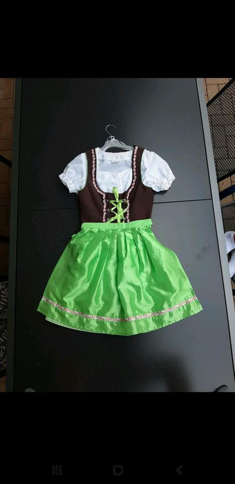 Dirndl mit Bluse in Neuhausen ob Eck