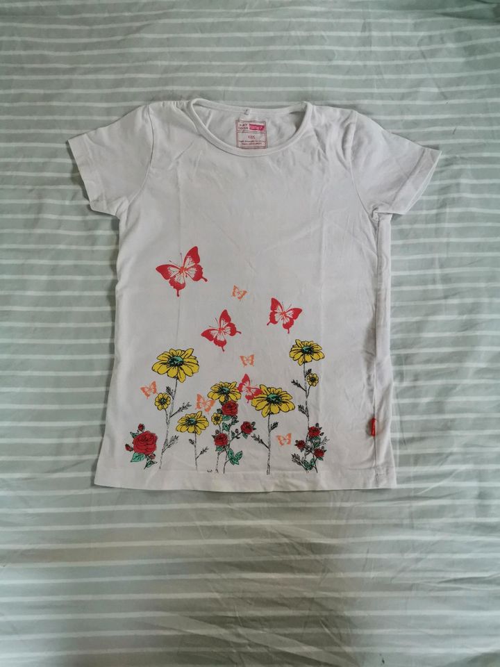 Kinder T-Shirts 5er Set Gr. 122/128 in Magdeburg