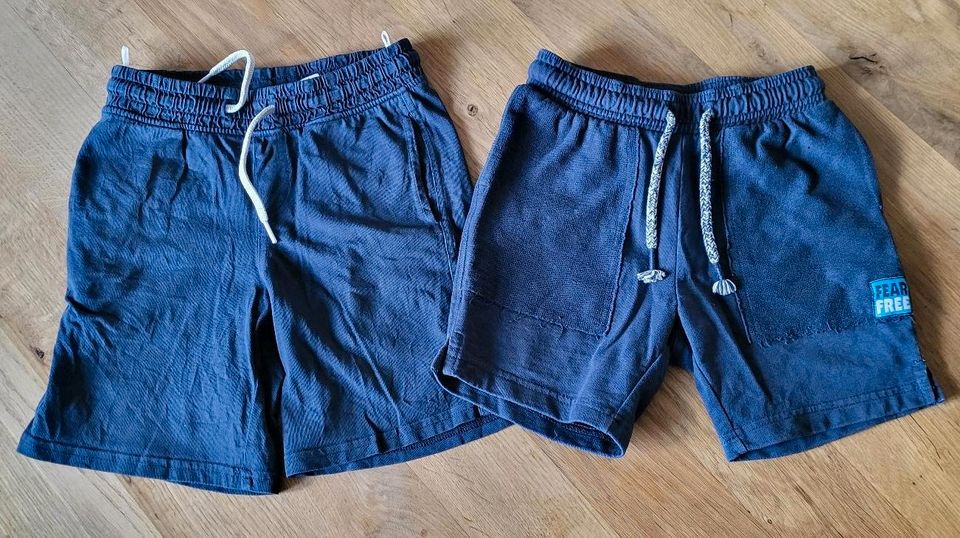 2 kurze Hosen / Shorts, dunkelblau, Größe 98/104 und 104 in Halle