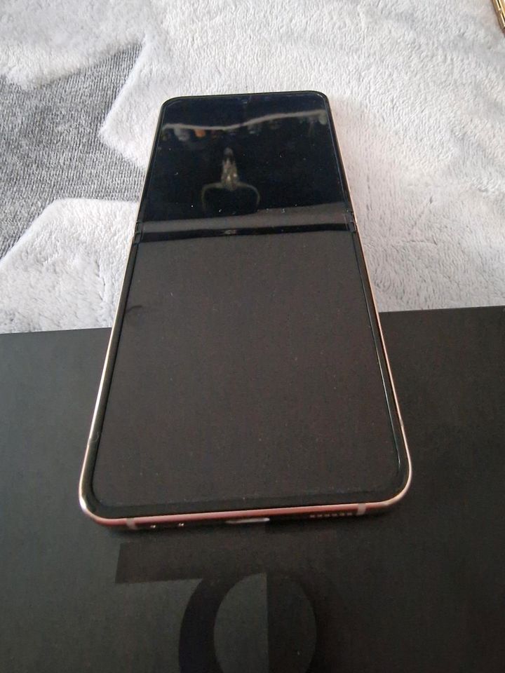 Samsung Galaxy Z Flip 4, 256GB, 8GB RAM, pink gold in Leipzig