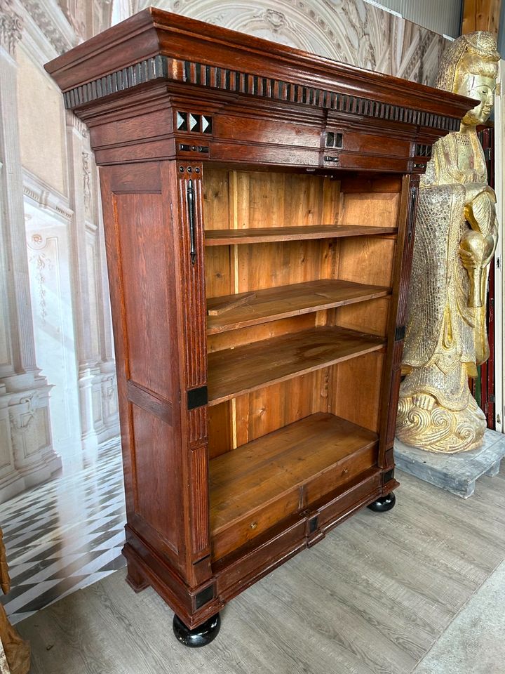 ANTIKER SCHRANK BÜCHERSCHRANK UM 1880 EICHE EBONISIERUNG  WILHELM III - Versand möglich 99 Euro - Wir sind für Sie da lokal in 86830 Schwabmünchen oder online ARTHOME24 in Schwabmünchen