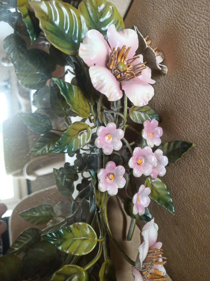 Alter Spiegel mit rosa Blumen in Essen