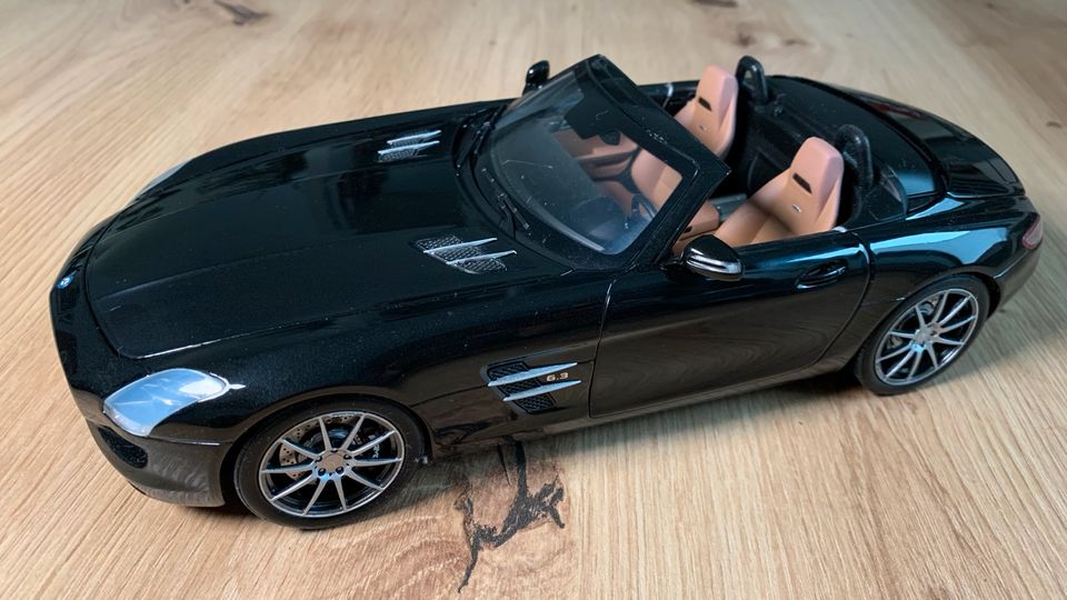 Modell Mercedes-Benz SLS AMG Roadster 1:18  B6 696 0166 in Edenkoben