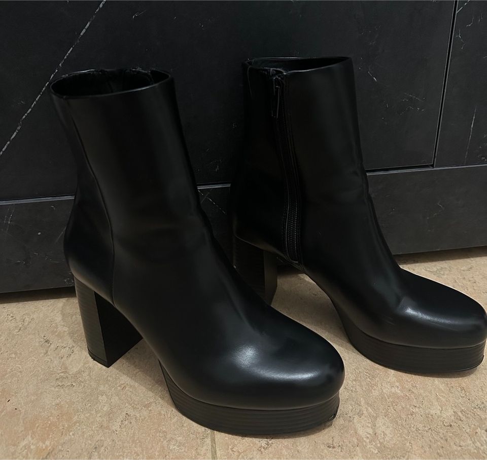 Boots mit Absatz von H&M in Berlin