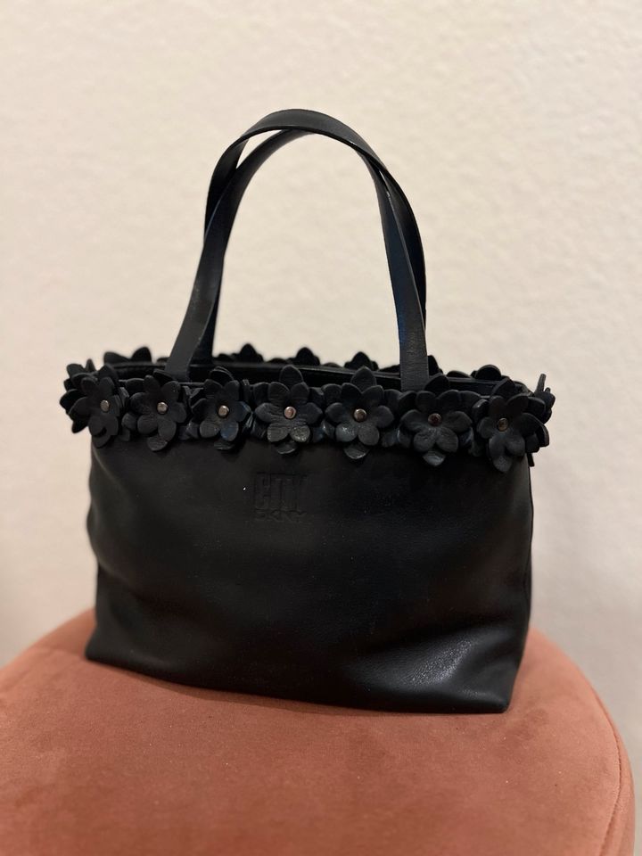 DKNY City Y2K 2000er Handtasche schwarz Leder Blumen in Köln