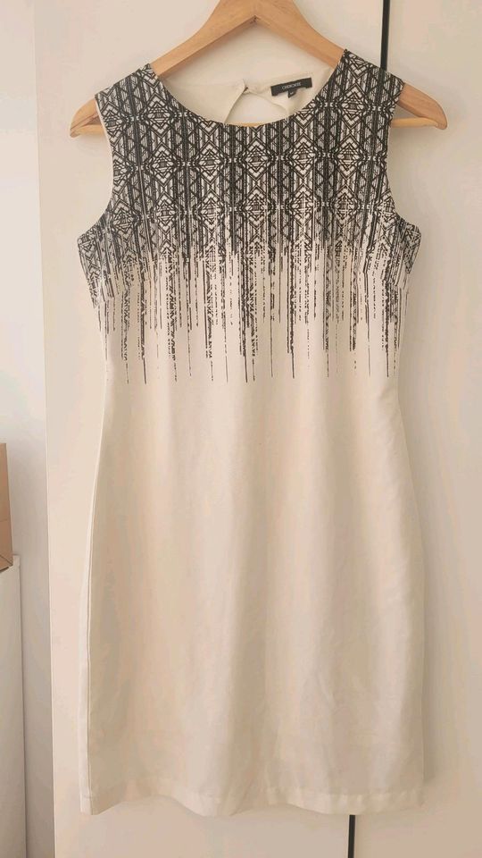 weißes Kleid mit schwarzem Regentropfen-Design von Cherokee in Berlin