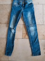 Jeans mit Riss am Knie Gr. 134 YFK Niedersachsen - Ebstorf Vorschau