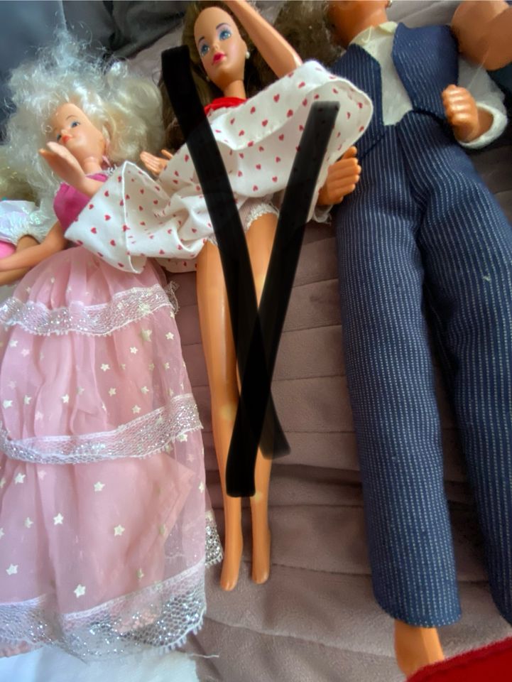 Konvolut von älteren 3 Barbies und 3 Ken‘s von Mattel in Büdingen