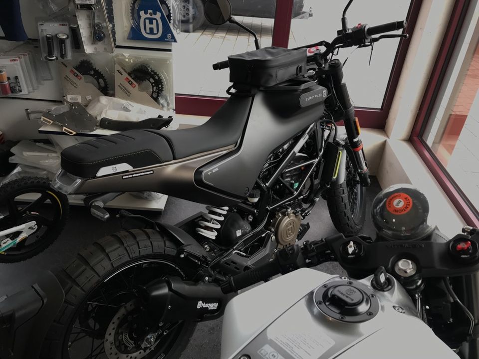 Husqvarna Svartpilen 125, 115 km Neuwertig inkl Husqvarna Jacke L in Sersheim