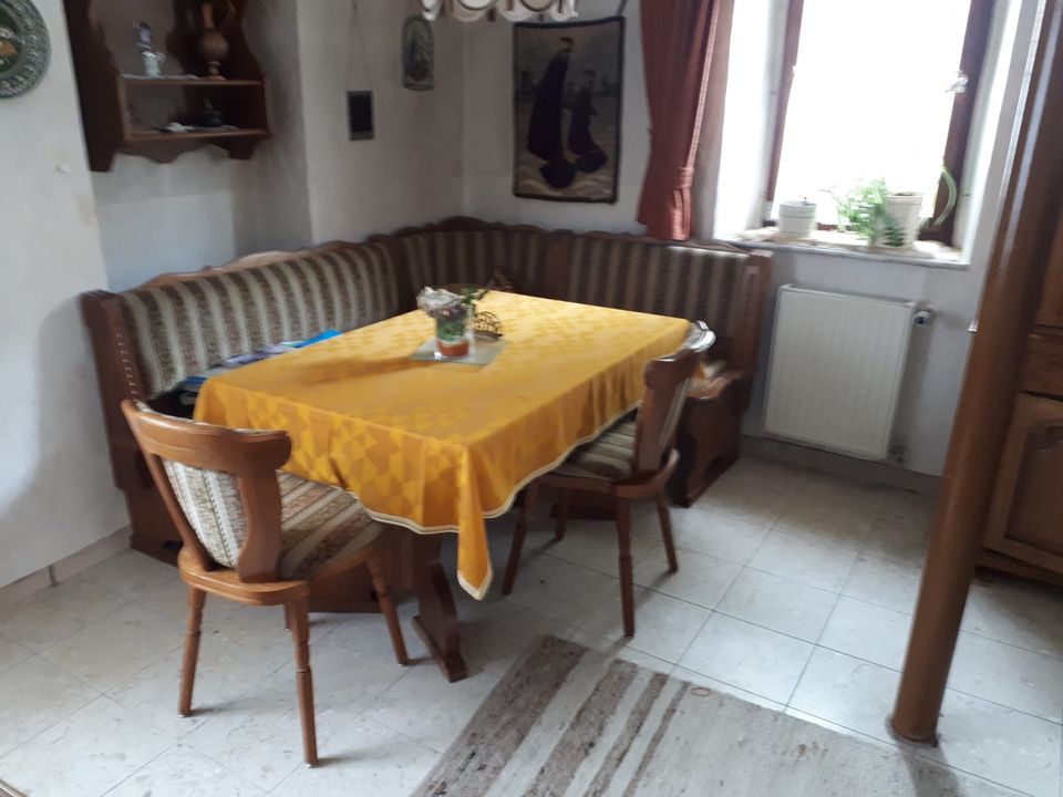 Eckbank mit Tisch und Stühlen in Alzey