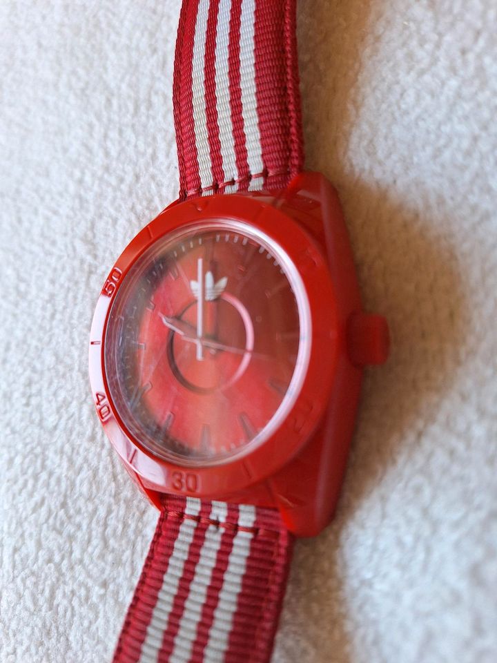 Adidas Originals Armbanduhr rot mit Stoffarmband in Großmehring