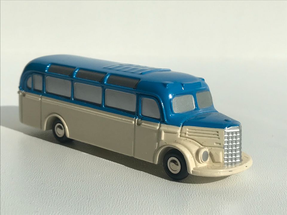 Schuco Piccolo Mercedes Bus blau weiß 0-3500 1:90 Modell in Bargteheide