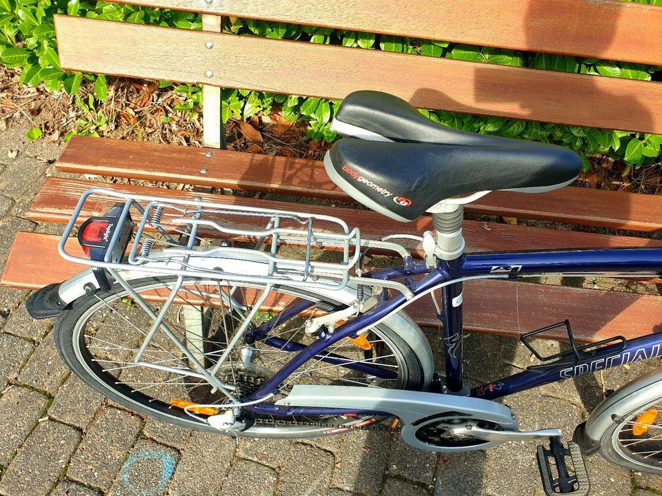 Fahrrad Herren 28 Zoll Specialized City blau Stadt neuwertig in Konz