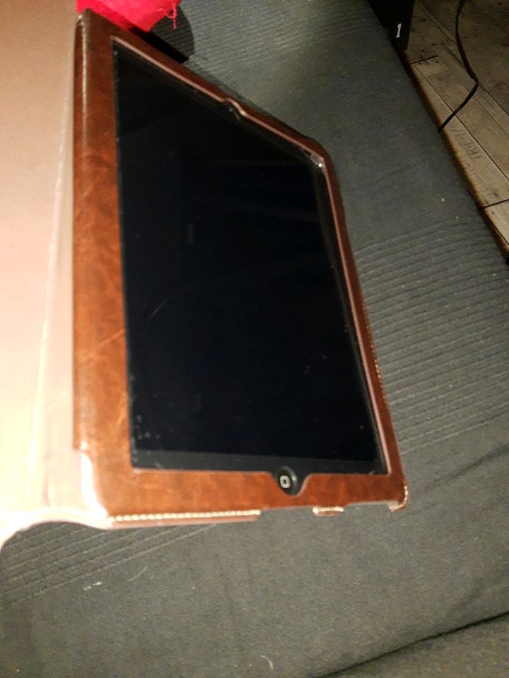 iPad 16 GB mit Schutzhülle in Berlin