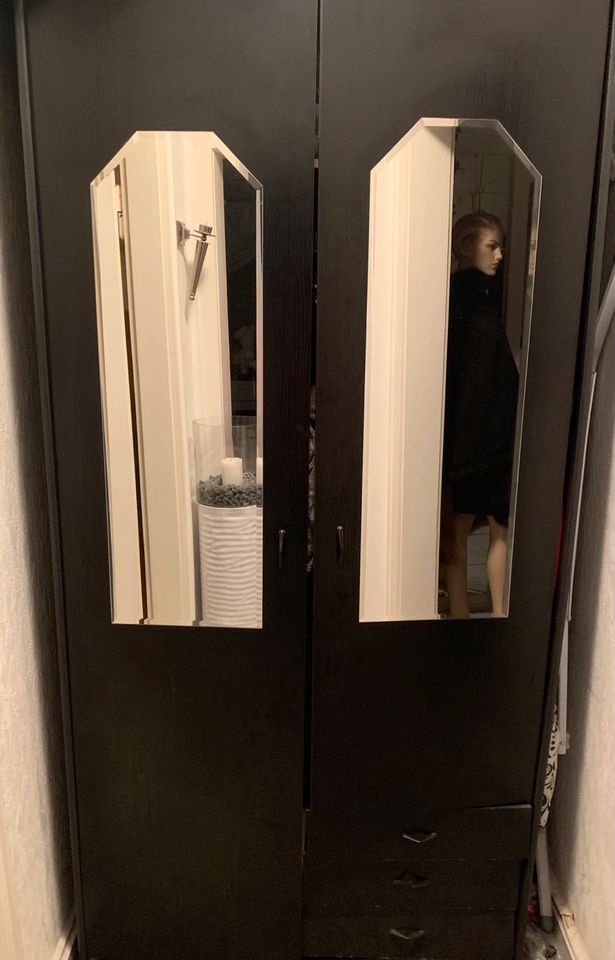 Kleiderschrank /Schrank schwarz mit 2 Spiegel in Hamburg