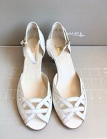 LAMIA Leder Pumps Sandalen Schuhe weiß 39 NEU! Riemchen Sommer Niedersachsen - Stadthagen Vorschau