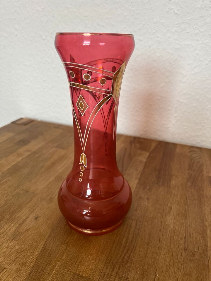 Vase antik Glas rot Emaille alt Verzierung Bemalung Art Deko in Leipzig