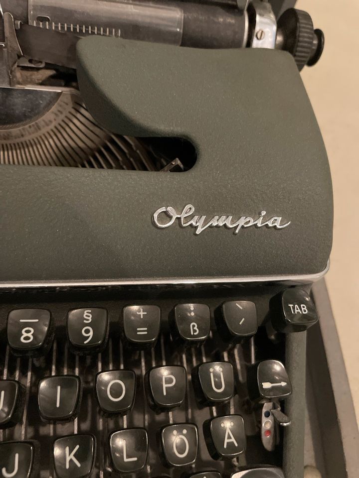 Olympia Schreibmaschine grün Retro in Rosenheim