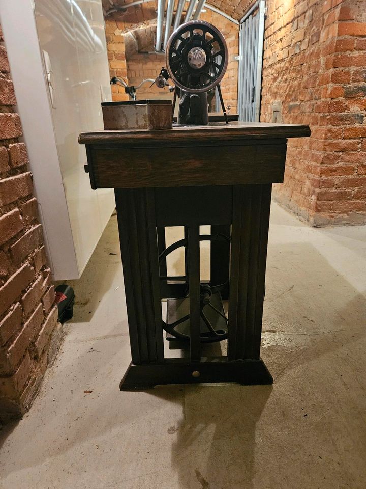 Antike Anker Nähmaschine mit Tisch in Leipzig