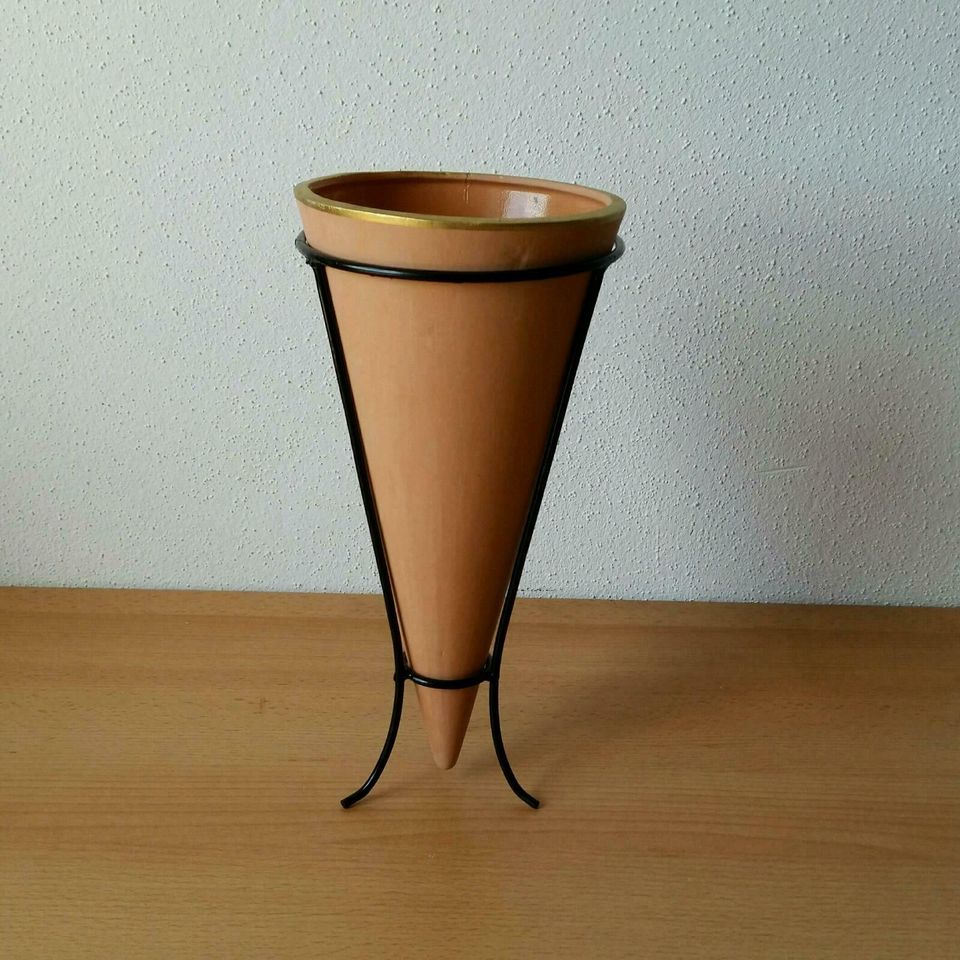 Terrakotta Vase in Metallgestell in Bruckberg bei Landshut