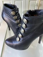 Guess Stiefelette Leder High Heels Uniformknöpfe schwarz Gr. 37 Leipzig - Knautkleeberg-Knauthain Vorschau