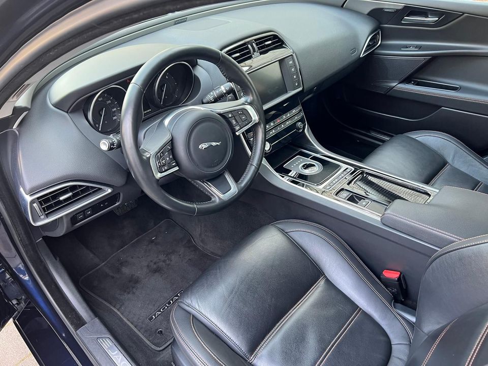 Jaguar XE Prestige AWD*BiXenon*Leder*Navi* in Ronnenberg