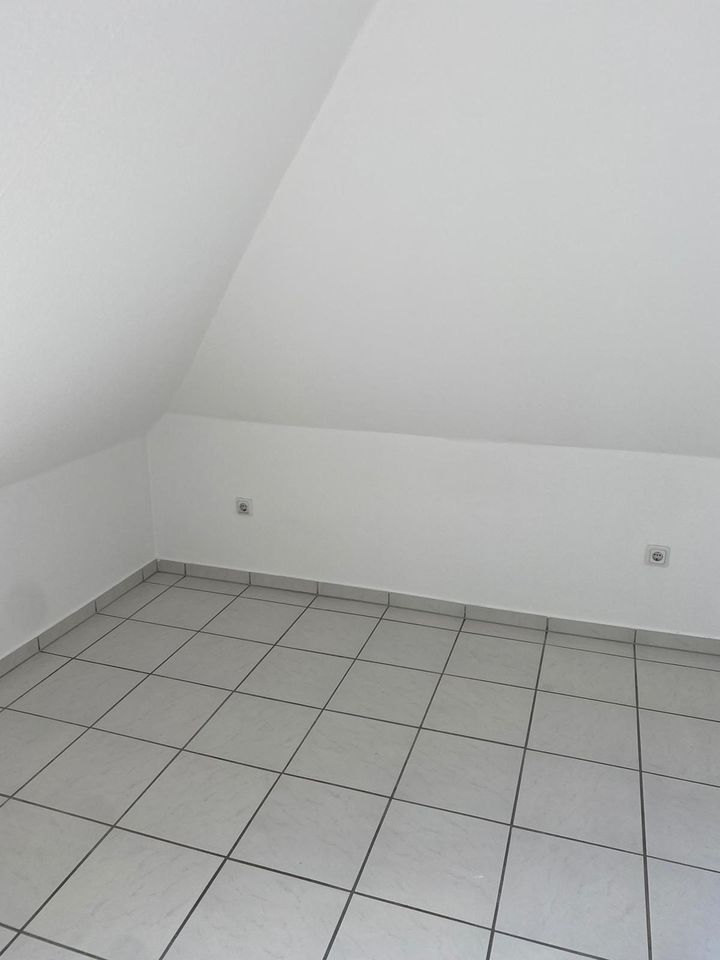 renovierte 3,5-Raum-Maisonette-Wohnung mit Gäste-WC auf ca. 70 m² zu vermieten in Oberhausen