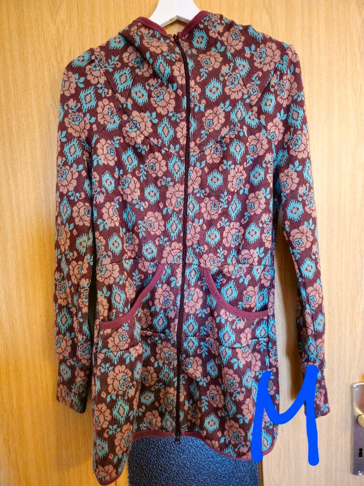 Blutsgeschwister Strickjacke M Cardigan matroschka rot Kaputze in Jena