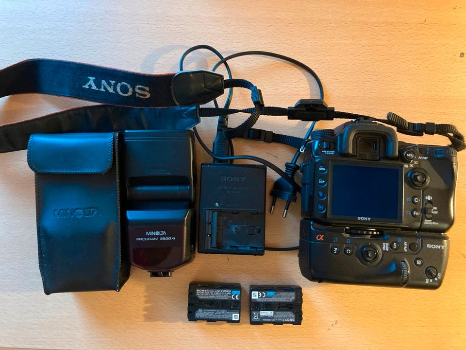 Sony A700 Spiegelreflexkamera mit Vertikalgriff u. Blitz, Akku... in Hamminkeln