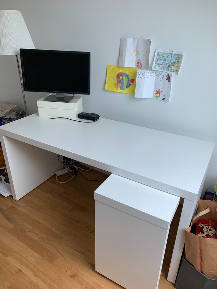 Reduziert:  Schreibtisch mit Ausziehplatte, weiß, 151x65 cm in Verden
