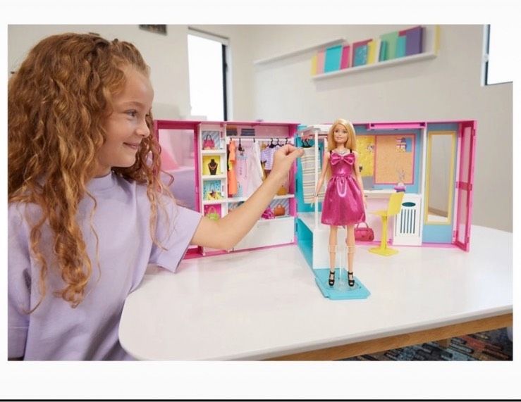 Barbie Traum Kleiderschrank in Asperg