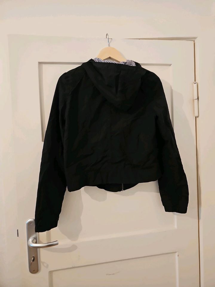 Schwarze Jacke mit Kaputze, Medium in Berlin