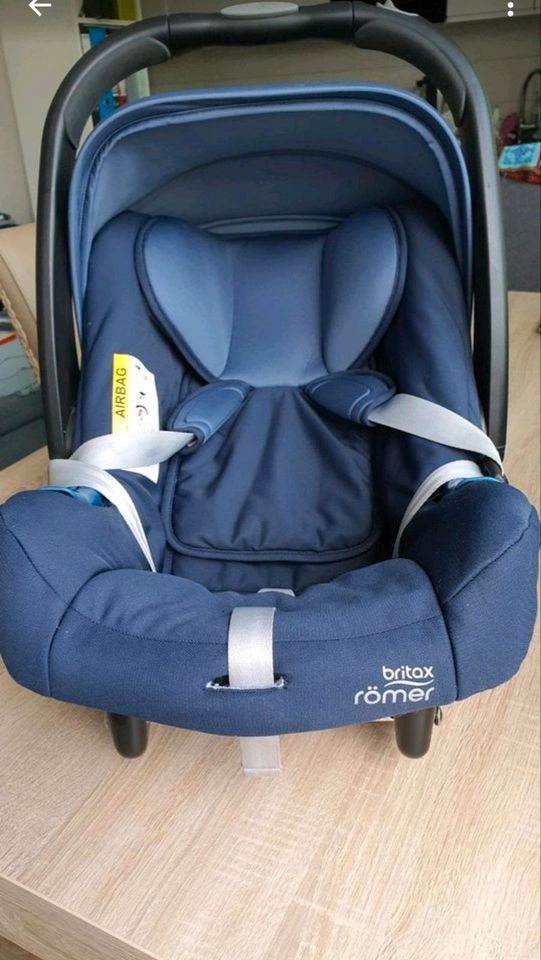 Römer  Kindersitz  Babyschale + Isofixstation Babysitz  Autositz in Hamburg
