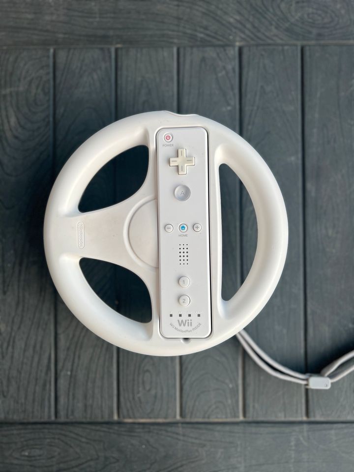 WiiU MIT 3 CONTROLLER +  ZUBEHÖR (inkl. Mario Cart 8 installiert) in Gangelt