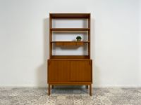 WMK Stilvoller & gut erhaltener skandinavischer Regalschrank in Teakholz mit Schiebetüren , Schubladen & verstellbaren Regalböden # Regal Bücherregal Bücherschrank Highboard Kommode 60er Mid-Century Friedrichshain-Kreuzberg - Friedrichshain Vorschau