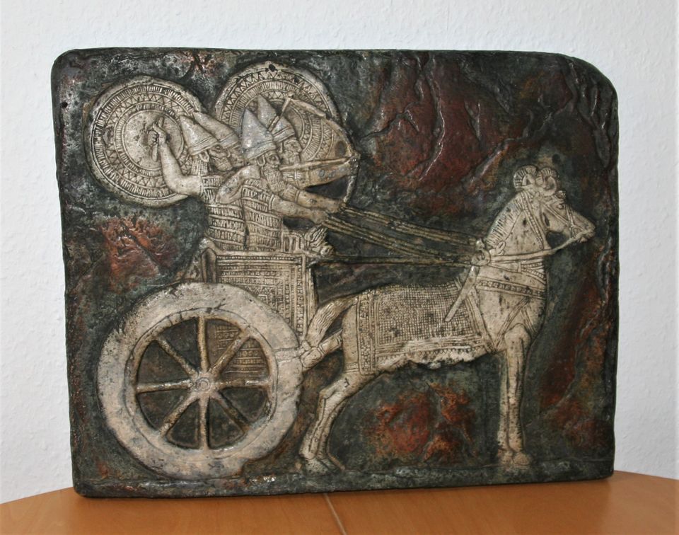 Wandplatte Gipsabguss: Relief assyrische Krieger Streitwagen in Berlin