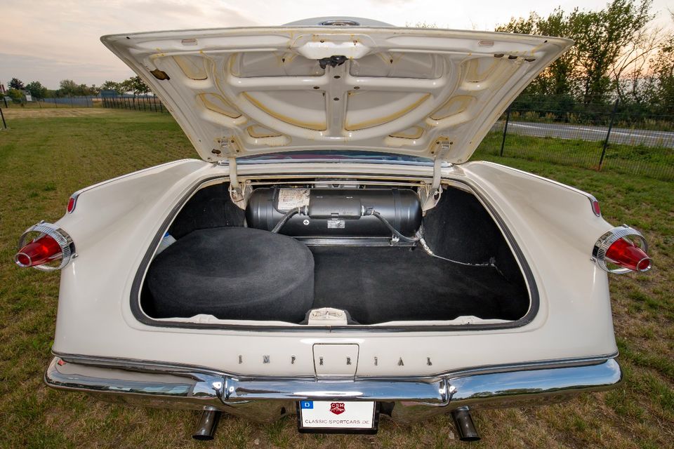 Chrysler Imperial Crown Sedan 4D Hardtop - Oldtimer in Beilrode